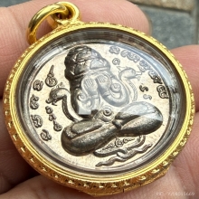 เหรียญปิดตาพังพระกาฬ บล็อกเคราสั้น ผิวแก่เงิน มีพราย 