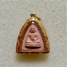 พระพุทโธน้อยคุณแม่บุญเรือน รุ่นแรก  พิมพ์เล็ก เนื้อดิน