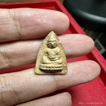 พระพุทโธน้อย พิมพ์ เล็ก หน้าตุ๊กตา   เนื้อดินแขนตุ่ม