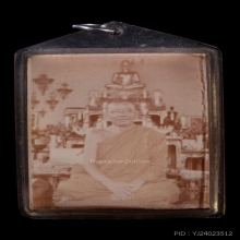 รูปถ่ายหนังไก่เลี่ยมพร้อมธงพิชัยสงครามเดิมวัด