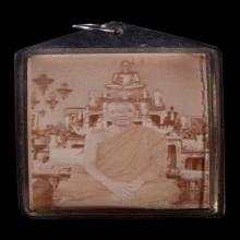 รูปถ่ายหนังไก่เลี่ยมพร้อมธงพิชัยสงครามเดิมวัด