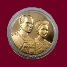 หายากยิ่งสูงค่ายิ่ง เหรียญพระราชทานสองพระองค์ในหลวงราชินี