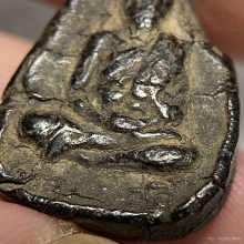 พระหลวงพ่ออี๋ วัดสัตหีบ หลังยันต์เนื้อหาเก่า