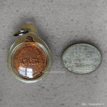เหรียญเม็ดแตง หลวงปู่ดุลย์ วัดบูรพาราม จ สุรินทร์ ปี 2526