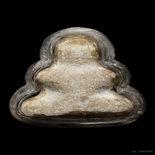 ปิดตาเข่ากว้าง สะดือจุ่น