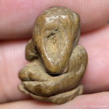 พระปิดตาไม้แกะเก่า ใต้ฐานอุดกระดาษสา ขนาดเท่าเหรียญ50สตางค์