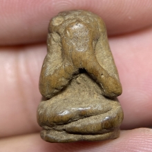 พระปิดตาไม้แกะเก่า ใต้ฐานอุดกระดาษสา ขนาดเท่าเหรียญ50สตางค์