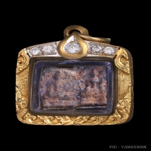 พระกำแพงห้าร้อย ตัดคู่ เลี่ยมทองฝังเพชร