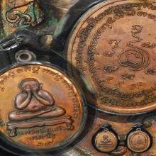 พระปิดตาหลวงปู่แก้วเกศาโรวัดละหารไร่ เนื้อทองแดง ปี19กรรมการ