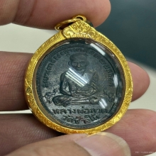 ลป.ทวดเหรียญรุ่น4บล็อกเขยื้อนปี05เลี่ยมทองพร้อมบูชา