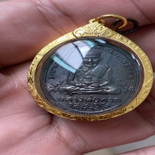 ลป.ทวดเหรียญรุ่น4บล็อกเขยื้อนปี05เลี่ยมทองพร้อมบูชา