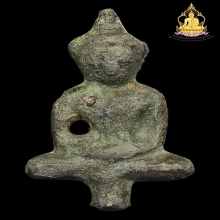 ยอดธงกู้ชาติ กรุวัดพลับบางกะจะ เนื้อชินเงินพิมพ์เล็กปางสมาธิ