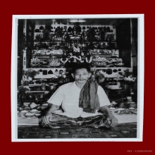 รูปปู่เที่ยงฉากหิ้งเต็ม จารยันต์ขนมเปี๊ยะ ลายมือพ่อป่อง