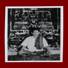 รูปปู่เที่ยงฉากหิ้งเต็ม จารยันต์ขนมเปี๊ยะ ลายมือพ่อป่อง 