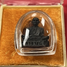 รูปหล่อหลวงปู่ตื้อ ปี 17 พระธาตุ 5 องค์ พร้อมกล่อง