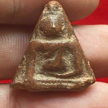 พระนางพญา พิมพ์เข่าตรง