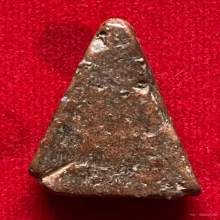 พระนางพญา พิมพ์เข่าตรง