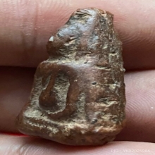 พระนางพญา พิมพ์เข่าตรง