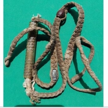 ตะรุดเนื้อทองเหลือง ลพ.กวย สภาพใช้ ยาวประมาณ 3 นิ้ว