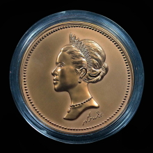 เหรียญบรอนซ์เบญจมหามงคล สมเด็จพระราชินี ด้านหลังนกยูงปี 2542