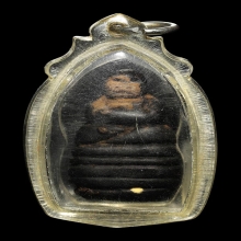 ลิงเนื้อไม้แกะเก่า สภาพสวยมาก กว้าง 1.5Cm. สูง 3Cm.