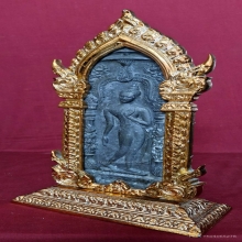 พระลีลากำแพงศอก หลวงพ่อขอม พร้อมกรอบและฐานหล่อกะไหล่ทอง