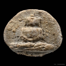 พระวัดพลับพิมพ์สมาธิเข่ากว้าง