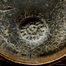 ล็อกเก็ต รุ่นแรกแบบที่สอง (ไข่เล็ก) หลวงปู่โต๊ะ