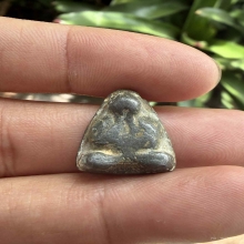 พระปิดตาหลวงพ่อแก้ววัดเครือวัลย์เนื้อตะกั่วพิมพ์เล็ก