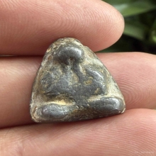 พระปิดตาหลวงพ่อแก้ววัดเครือวัลย์เนื้อตะกั่วพิมพ์เล็ก