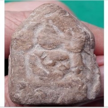 ลักษณะคล้ายพระขุนแผนอุ้มกุมารทอง