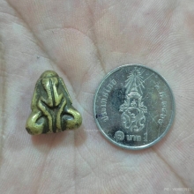 พระปิดตาเนื้อโลหะ มีแต่งเก่ามาแต่เดิม