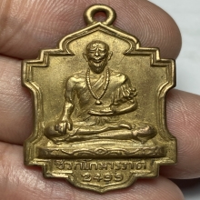 เหรียญรุ่นเเรกหมอชีวก ปี 2499 เนื้อฝาบาตร วาระเเรกไม่มีจุด
