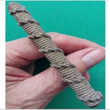 ตะกรุดถักเชือกปอป่านเนื้อทองแดงเก่ามาก ยาว 3.5 นิ้ว