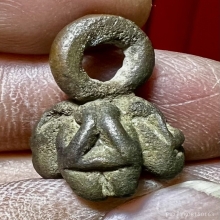 ปิดตาหล่อโบราณ เนื้อทองผสม เก่ามากแห้งย่นสวยสมบูรณ์