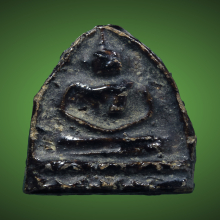 พระพุทธห้าเหลี่ยม หลวงปู่กล่อม วัดดีบอน พิมพ์บัวฟันปลา(นิยม)