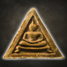 หลวงปู่โต๊ะ พระสมเด็จสามเหลี่ยมขาโต๊ะ เนื้อเกสรเข้ม