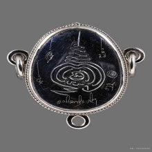 เบี้ยแก้เงินลงยาราชาวดี รุ่นแรก หลวงพ่อพระมหาสุรศักดิ์