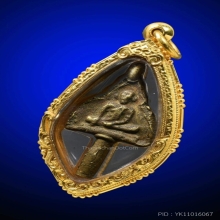 หล่อสามเหลี่ยมหลวงปู่อยู่ วัดบ้านแพน มีหูมีก้านช่อ เลี่ยมทอง