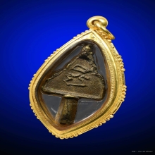 หล่อสามเหลี่ยมหลวงปู่อยู่ วัดบ้านแพน มีหูมีก้านช่อ เลี่ยมทอง