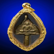 หล่อสามเหลี่ยมหลวงปู่อยู่ วัดบ้านแพน มีหูมีก้านช่อ เลี่ยมทอง