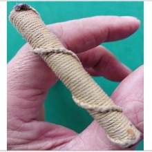 ตะกรุดเนื้อทองเหลืองเก่า ถักเชือกสีขาว ยาว 2.5 นิ้ว