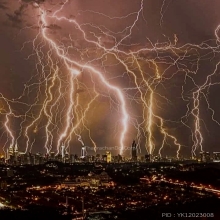 พระผงรูปเหมือนรุ่นแรก หลวงพ่อพรหม รุ่นฟ้าผ่า ปี 12 เนื้อขาว 