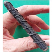 ตะกรุดเนื้อทองเหลืองเก่า ถักเชือกสีดำ ยาว 3 นิ้ว