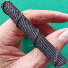 ตะกรุดเนื้อตะกั่วถักเชือกสีดำ ยาวประมาณ 3 นิ้ว