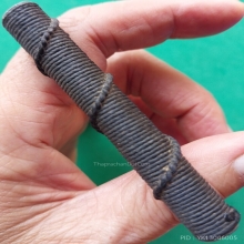 ตะกรุดเนื้อตะกั่วถักเชือกสีดำ ยาวประมาณ 3 นิ้ว