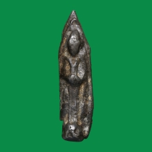 พระกำแพงอุ้มบาตร กรุป่ามืด เนื้อชิน