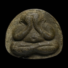 พระปิดตาหลังยัน หลวงปู่โต๊ะ พิมพ์เล็ก เนื้อผงใบลาน พ.ศ. 2521