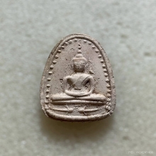 พระพุทธหลวงพ่อกวย พิมพ์เล็บมือ ฐานปลาดุก เนื้อผง  พ.ศ. 2515