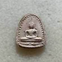 พระพุทธหลวงพ่อกวย พิมพ์เล็บมือ ฐานปลาดุก เนื้อผง  พ.ศ. 2515